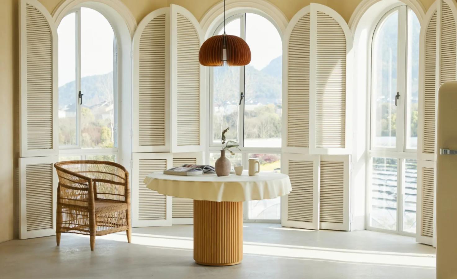 Ringo round dining table